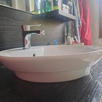 Lavabo con rubinetto 