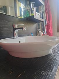 Lavabo con rubinetto 