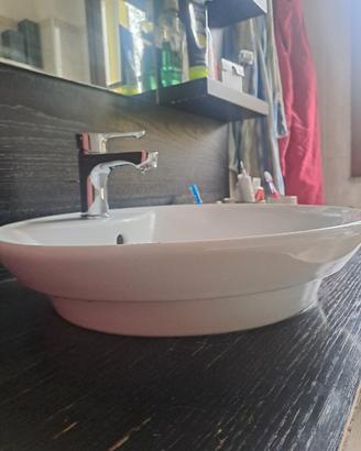 Lavabo con rubinetto 
