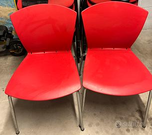 Sedie rosse in plastica