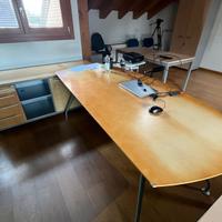 Scrivania direzionale con mobile in legno di acero