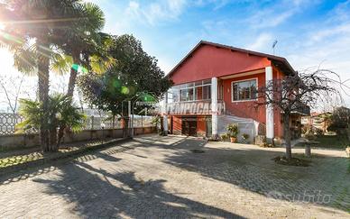 CHIVASSO VILLA CON GIARDINO. BOX AUTO.