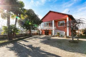 CHIVASSO VILLA CON GIARDINO. BOX AUTO.