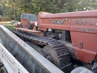 Trattore cingolato con attrezzi