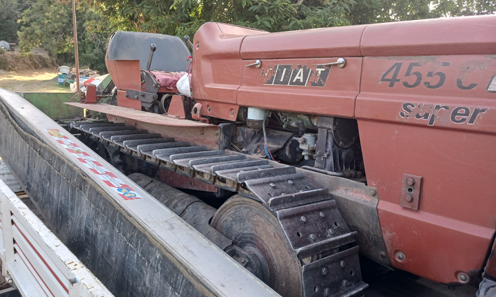 Trattore cingolato con attrezzi