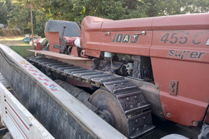 Trattore cingolato con attrezzi