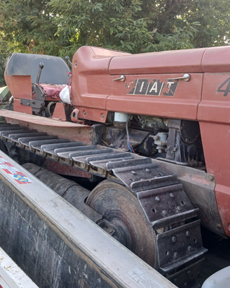 Trattore cingolato con attrezzi