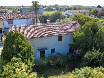 Casa con giardino e spazi da valorizzare