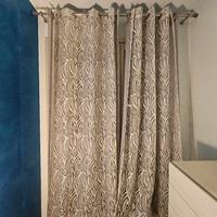 Tende grigia e bianca