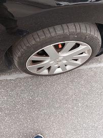 4 cerchi in lega da 17" completi di neumatici