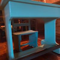 Piccola scrivania per bambino con sedia