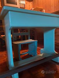 Piccola scrivania per bambino con sedia