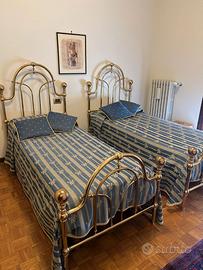 letti singoli con testate in ottone stile liberty