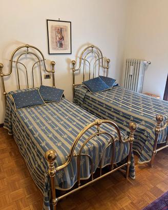 letti singoli con testate in ottone stile liberty