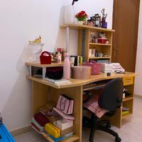 Scrivania e sedia girevole