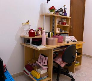 Scrivania e sedia girevole