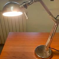 Lampada da tavolo snodabile in metallo