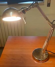 Lampada da tavolo snodabile in metallo