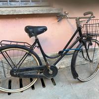 Bicicletta nera da donna con freni a bacchetta