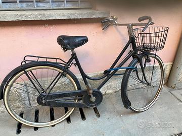 Bicicletta nera da donna con freni a bacchetta