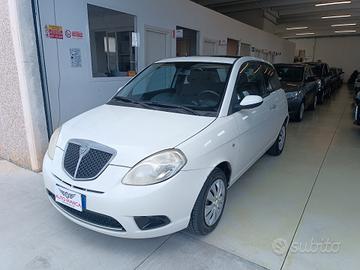 Lancia Ypsilon 1.3 MJT 75 CV Versus