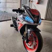 Moto elettrica Aprilia RSV4 acceleratore manubrio 