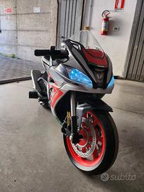 Moto elettrica Aprilia RSV4 acceleratore manubrio 