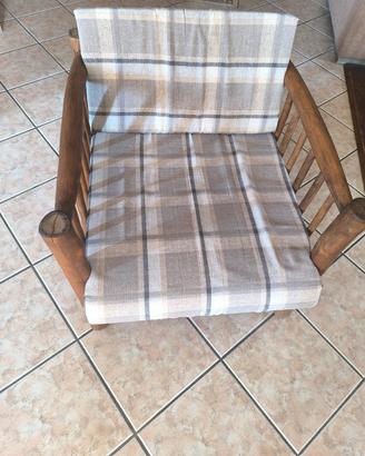poltrona in legno antico con cuscini