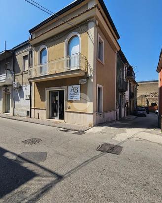 NEGOZIO A MONTESARCHIO