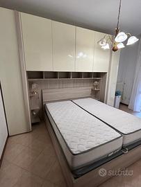 Camera da letto a ponte completa quasi nuova