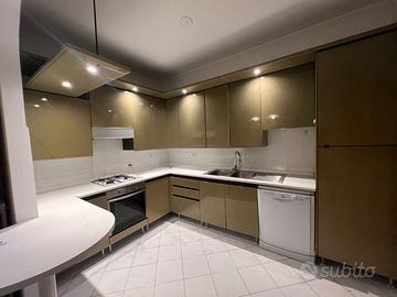 CUCINA ANGOLARE CON PENISOLA