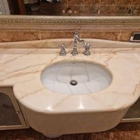 arredo bagno sospeso da terra con marmo e rubin