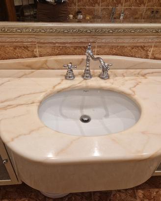arredo bagno sospeso da terra con marmo e rubin