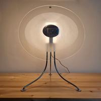 Lampada da tavolo di Carlo Moretti modello Scudo.