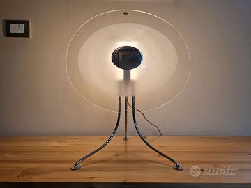 Lampada da tavolo di Carlo Moretti modello Scudo.