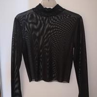 Maglietta nera con leggera trasparenza