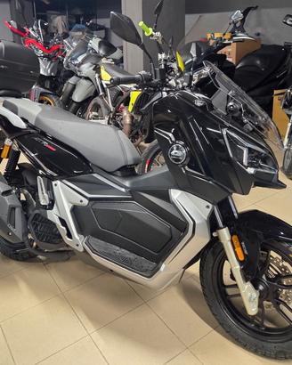 Qj Motor ATR 125 incluso bauletto e casco