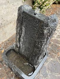 Fontana in granito con pompa acqua