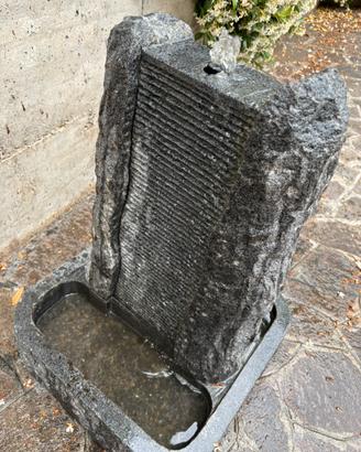 Fontana in granito con pompa acqua