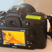 macchina fotografica Nikon con vari obiettivi 