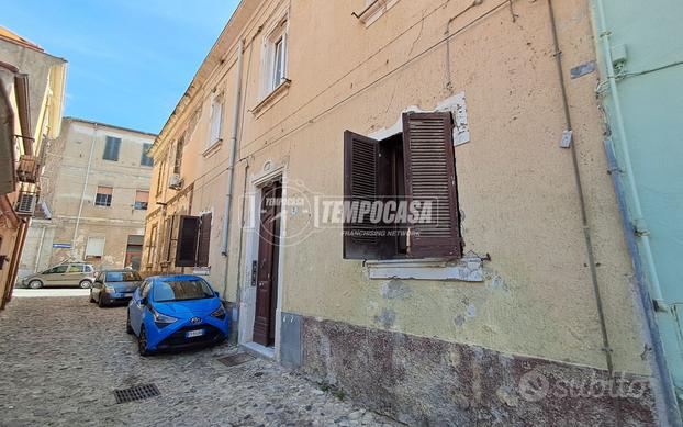 Centro Storico. Quadrilocale con cortiletto