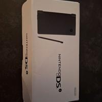 Nintendo DSi  conscatola, caricabatteria e 1 gioco