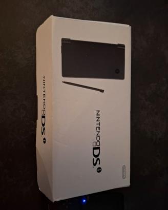 Nintendo DSi  conscatola, caricabatteria e 1 gioco