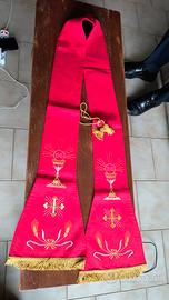 stola rossa con ricami