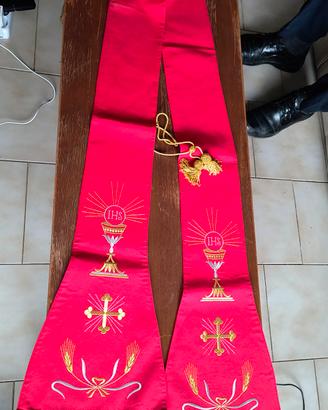 stola rossa con ricami