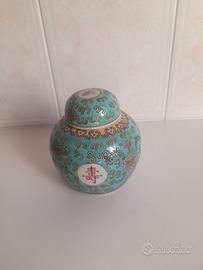 Portaspezie in porcellana cinese.