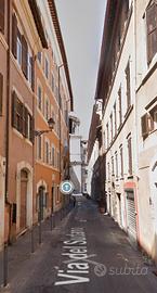 Roma centro storico ampio monolocale arredato