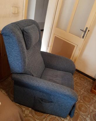 poltrona con schienale reclinabile