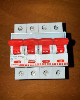 Deviatore/sezionatore BTicino Btdin F74/32N