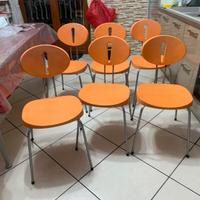 Sedie arancioni in buone condizioni